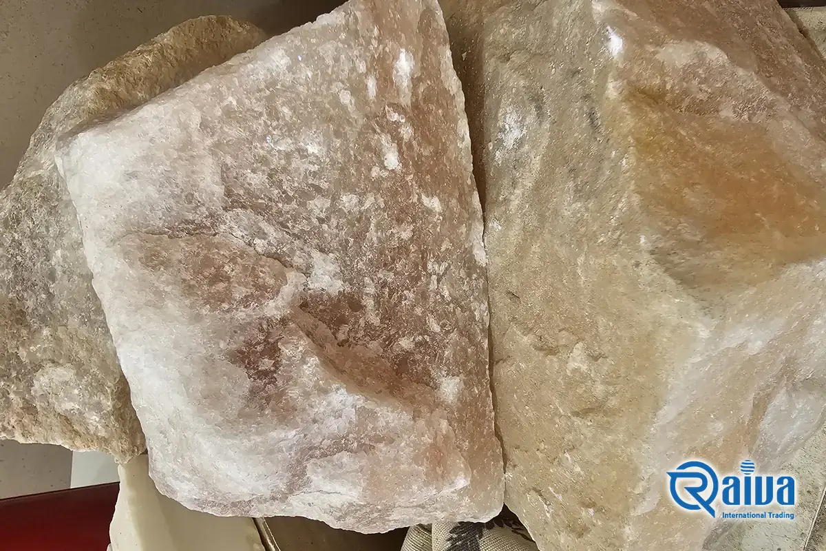 Rock salt and blue halite from Iranian salt domes &mdash; close-up of grain